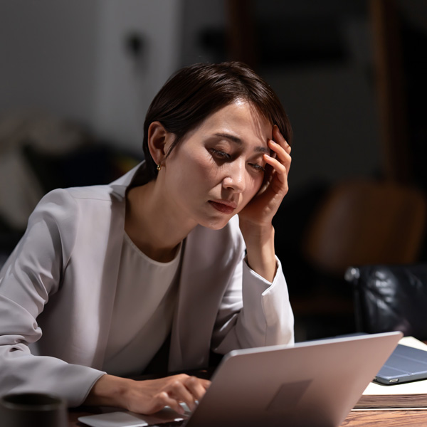 悩む女性社員