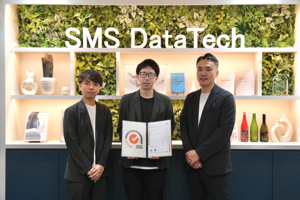 取得時の本社オフィスでの写真